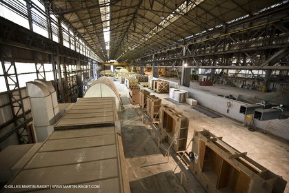 22 01 2008 - La Ciotat (FRA, 13) - Construction of cruising catamaran Nahema at H2X boatyard -modules lamination