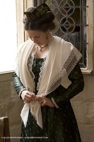 04 03 2007 - Arles - Queen of Arles and her assistants - winter costume trials