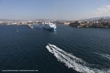 14 01 2012 - Marseille (FRA,13) - Compagnie La Méridionale - le Piana devant Marseille et les Calanques