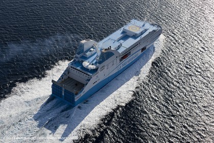 14 01 2012 - Marseille (FRA,13) - Compagnie La Méridionale - le Piana devant Marseille et les Calanques