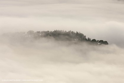 18 07 2012 - Cassis (FRA ) - Les Calanques -  Phénomène d'entrées maritimes - La Nèble (brume, en provençal)
