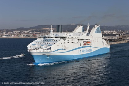 14 01 2012 - Marseille (FRA,13) - Compagnie La Méridionale - le Piana devant Marseille et les Calanques