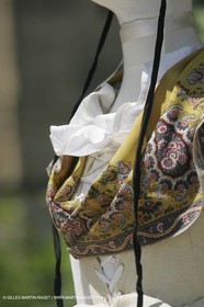 Mai 2004 - La Tour d'Aigues (FRA, 84) Costumes anciens pour l'exposition Femmes du Midi