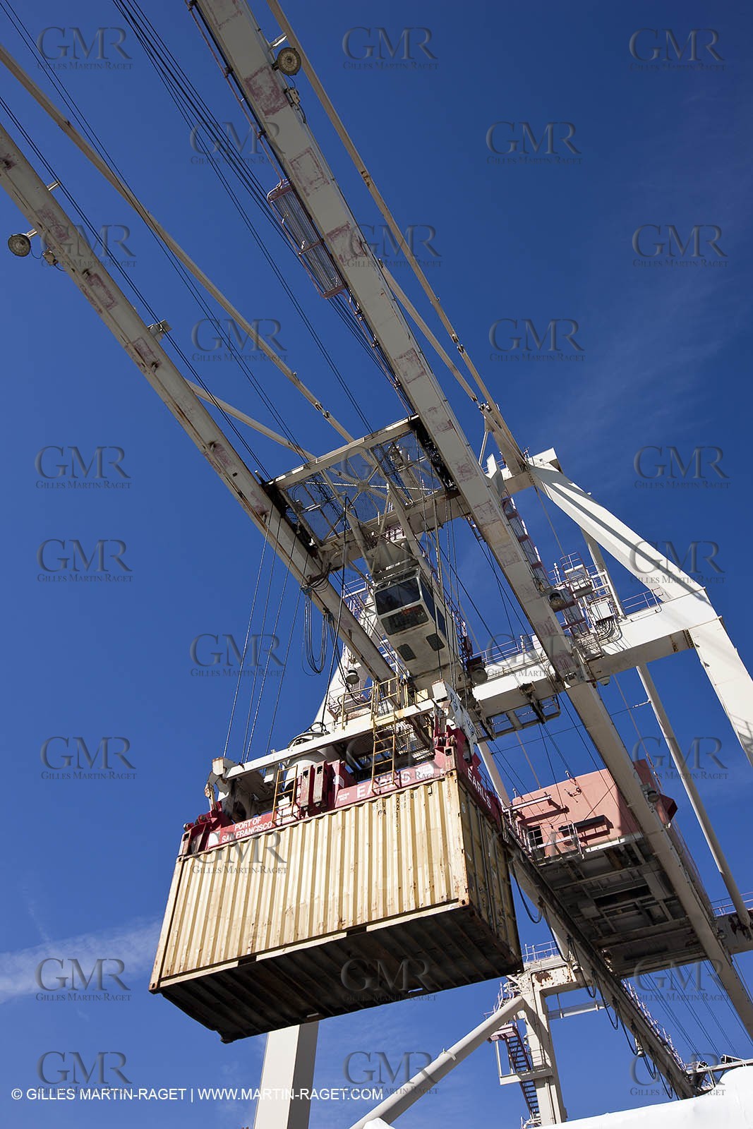 01 03 2011 - San Frnacisco (USA,CA) - Harbour operations - ship details - ship unloading - containers