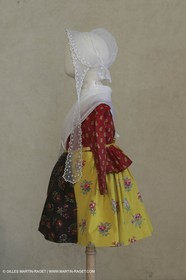 Mai 2004 - La Tour d'Aigues (FRA, 84) Costumes anciens pour l'exposition Femmes du Midi