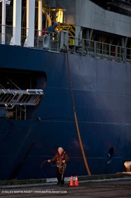 01 03 2011 - San Frnacisco (USA,CA) - Operations portuaires - détails de navires - déchargement de navire - containers