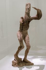 02 05 2023, Paris (FRA), oeuvre de Germaine Richier, Exposition Centre Pompidou 2023, L'homme-forêt, petit, 2ème étape de création 1945, Terre et bois, Pièce unique, 43 x 20,5 x 9,5 cm, Collection particulière