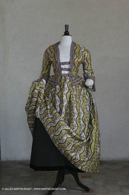 Mai 2004 - La Tour d'Aigues (FRA, 84) Costumes anciens pour l'exposition Femmes du Midi