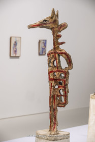 30 10 2023, Montpellier (FRA), oeuvre de Germaine Richier, Exposition Centre Pompidou - Musée Fabre 2023, L'échiquier grand 1959, Plâtre original peint, Pièce unique en 5 éléments. Le cavalier : 169,5 x 37,5 x 41,5 cm;