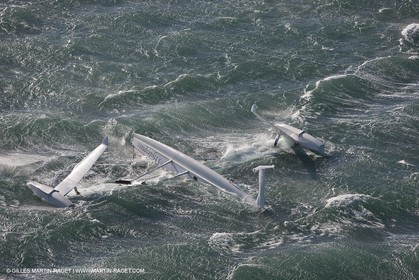21 12 2008 - Port Saint Louis du Rhône (FRA, 13) - L'Hydroptère peu après son chavirage survenu lors d'une tentative contre le record de vitesse absolu à la voile