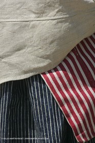 Mai 2004 - La Tour d'Aigues (FRA, 84) Costumes anciens pour l'exposition Femmes du Midi