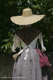 Mai 2004 - La Tour d'Aigues (FRA, 84) Costumes anciens pour l'exposition Femmes du Midi