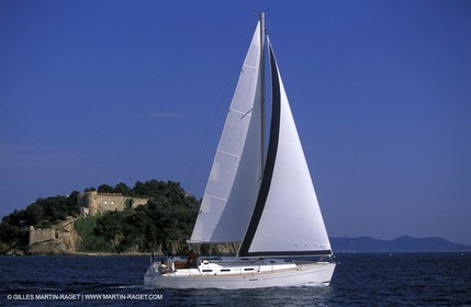 Crusing monohull sailing