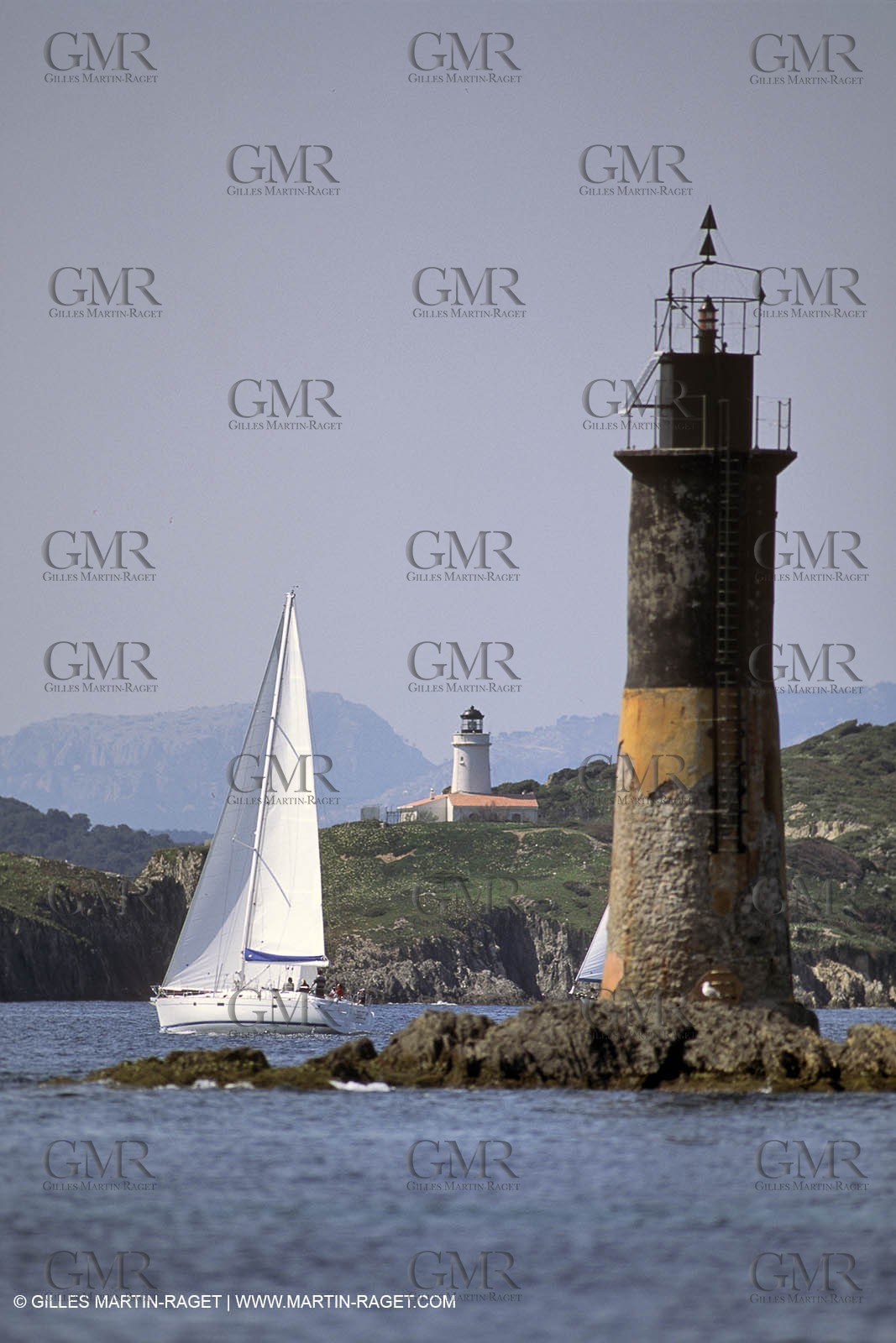 Crusing monohull sailing