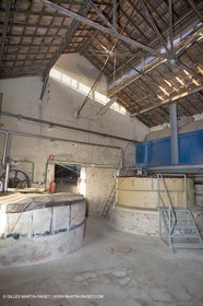 01 02 2007 - Salon de Provence - Fabrication traditionelle du savon de Marseille aux savonneries Marius Fabre - Salle des cuves**01 02 2007 - Salon de Provence - Traditional soap of Marseille making at Marius Fabre soap maker - Tanks room