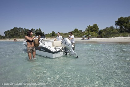 Bateau à Moteur au mouillage