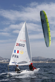 15 04 2024, Marseille (FRA), présentation des sélectionnés olympiques français en voile pour les Jeux Olympiques de Paris 2024.  Alex Mazella (Kite hommes - Formula Kite); Laurianne Nolot (Kite femmes - Formula Kite); Nicolas Goyard (Planche à voile hommes - iQFoil); Hélène Noesmoen (Planche à voile femmes- iQFoil); Camille Lecointre-Jeremie Mion (dériveur double mixte - 470); Louise Cervera (Dériveur femmes - ILCA 6); Jean-Baptiste Bernaz (Dériveur hommes - ILCA 7); Tim Mourniac - Lou Berthomieu (Multicoque mixte - Nacra 17); Clément Péquin - Erwan Fischer (Skiff hommes - 49er); Sarah Steyaert-Charline Picon (Skiff femmes - 49er FX).