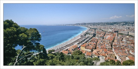 Produit : Tirage photo réalisé par nos soins sur imprimante jet d'encre professionnelle Epson à partir de 8 encres ultrachrome inaltérables (label Digigraphie).Formats au choix : .. 50 x 100 cm. 100 x 200 cmChoix des papiers :. Papier standard brillant 250 gr., filet noir, marge blanche, tirage non signé. Papier haut de gamme satiné 290 gr. filet noir, marge blanche, tirage vérifié et signé par l'auteur.. Autres supports (canvas, acrylique, dibond) sur demandeConditionnement : tube cylindrique renforcé.Options pour l'expédition : . colissimo + dépôt boîte aux lettres (France uniquement). Colissimo avec signature à réception. Transporteur express (2 jours ouvrés) avec signature à réceptionCliquez sur caddie pour sélectionner votre formule et démarrer la procédure de commande en ligne