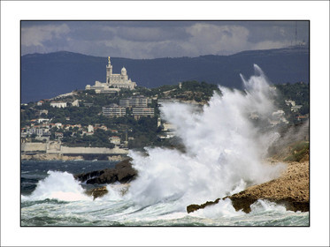 Produit : Tirage photo réalisé par nos soins sur imprimante jet d'encre professionnelle Epson à partir de 8 encres ultrachrome inaltérables (label Digigraphie).Formats au choix : . 30x40 cm. 50x70 cm. 80x120 cm.Choix des papiers :. Papier standard brillant 250 gr., filet noir, marge blanche, tirage non signé. Papier haut de gamme satiné 290 gr. filet noir, marge blanche, tirage vérifié et signé par l'auteur.. Autres supports (canvas, acrylique, dibond) sur demandeConditionnement : tube cylindrique renforcé.Options pour l'expédition : . colissimo + dépôt boîte aux lettres (France uniquement). Colissimo avec signature à réception. Transporteur express (2 jours ouvrés) avec signature à réceptionCliquez sur caddie pour sélectionner votre formule et démarrer la procédure de commande en ligne