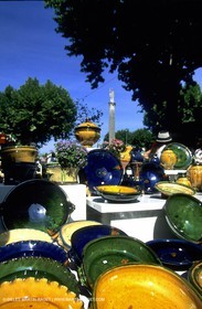 Poteries sur le marché d'Apt