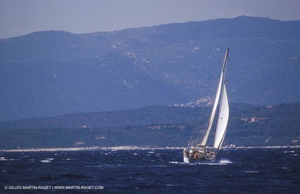 Crusing monohull sailing