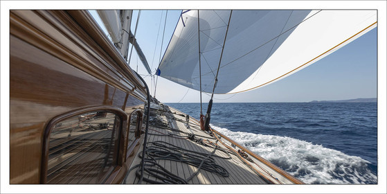 Produit : Tirage photo réalisé par nos soins sur imprimante jet d'encre professionnelle Epson à partir de 8 encres ultrachrome inaltérables (label Digigraphie).Formats au choix : .. 50 x 100 cm. 100 x 200 cmChoix des papiers :. Papier standard brillant 250 gr., filet noir, marge blanche, tirage non signé. Papier haut de gamme satiné 290 gr. filet noir, marge blanche, tirage vérifié et signé par l'auteur.. Tirages d'art (Digigraphies) signées, numérotées, tamponnées, enregistrées sur demande. Autres supports (canvas, acrylique, dibond) sur demandeConditionnement : tube cylindrique renforcé.Options pour l'expédition : . Colissimo + dépôt boîte aux lettres (France uniquement). Colissimo avec signature à réception. Transporteur express (2 jours ouvrés) avec signature à réceptionCliquez sur caddie pour sélectionner votre formule et démarrer la procédure de commande en ligne