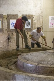 14 11 2015, Saint-Etienne du Grès (FRA,13), fabrication traditionelle de l'huile d'olive au moulin de la Croix