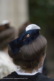 04 03 2007 - Arles - Queen of Arles and her assistants at Les Alyscamps monument