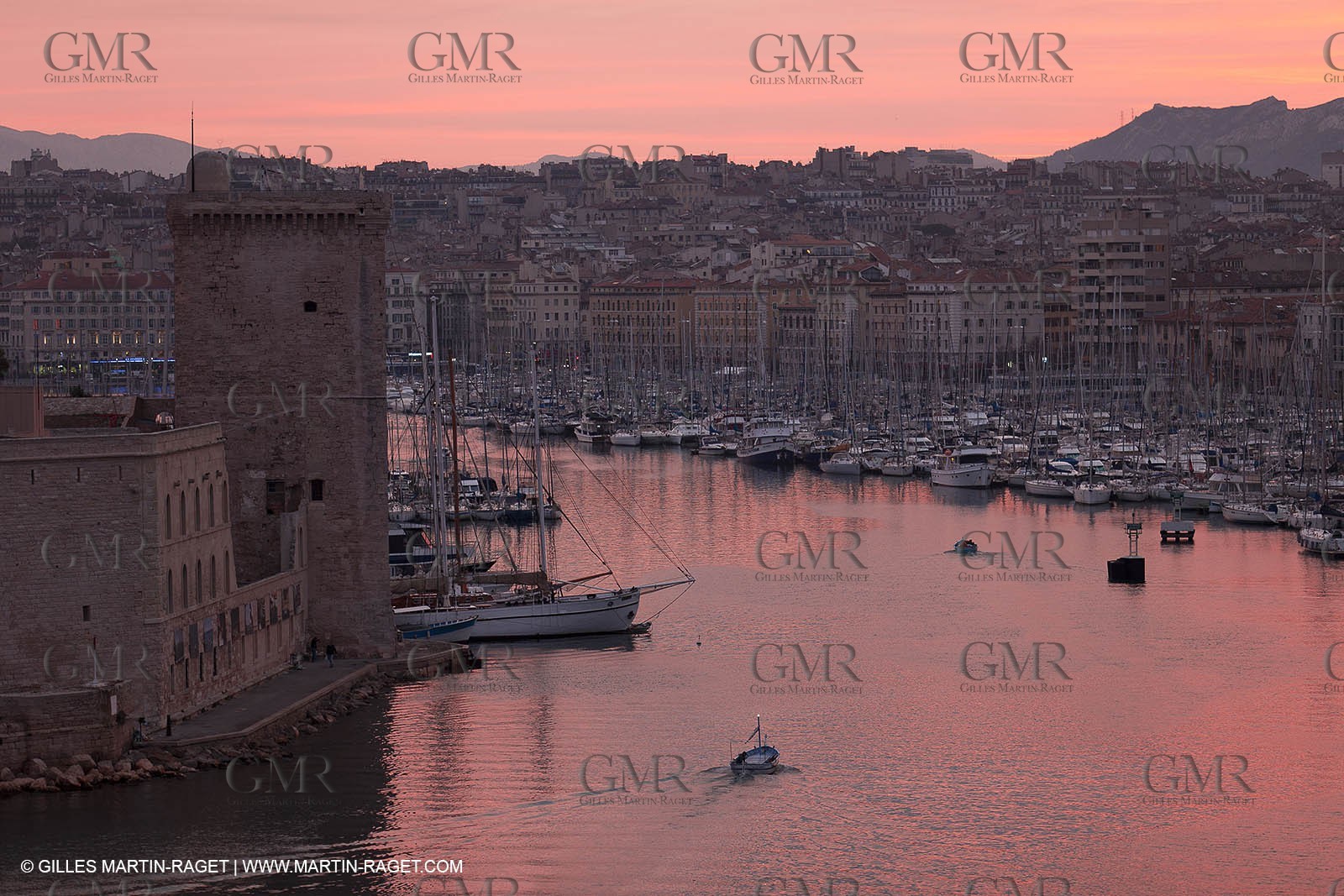 23 10 2010 - Marseille (FRA,13) - Le Ponant - Arrival in Marseille and entrance in the historical port