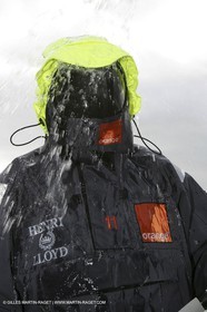 - Lionel Lemonchois + casque pour barrer dans la brise -  Orange II - Trophée Jules Verne 2005 - Entraînements Golfe de Gascogne