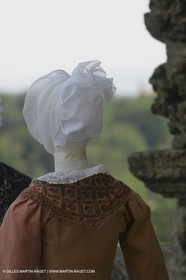 Mai 2004 - La Tour d'Aigues (FRA, 84) Costumes anciens pour l'exposition Femmes du Midi