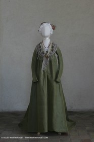 Mai 2004 - La Tour d'Aigues (FRA, 84) Costumes anciens pour l'exposition Femmes du Midi