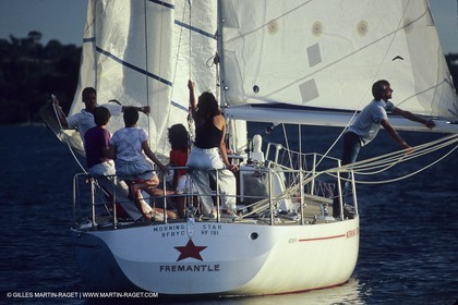 Voile, croisière, personnages