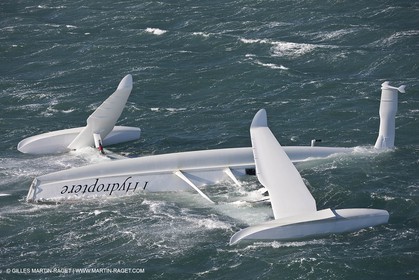 21 12 2008 - Port Saint Louis du Rhône (FRA, 13) - L'Hydroptère peu après son chavirage survenu lors d'une tentative contre le record de vitesse absolu à la voile