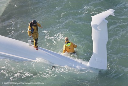 21 12 2008 - Port Saint Louis du Rhône (FRA, 13) - L'Hydroptère peu après son chavirage survenu lors d'une tentative contre le record de vitesse absolu à la voile