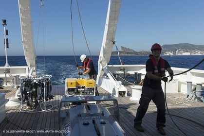 11 09 2014 - la Ciotat (FRA,13) - onboar Al Azzizi, oceanographic research ship buit by H2X boat yard, measure devices manipuation