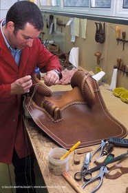 Fabrication des selles Camargue