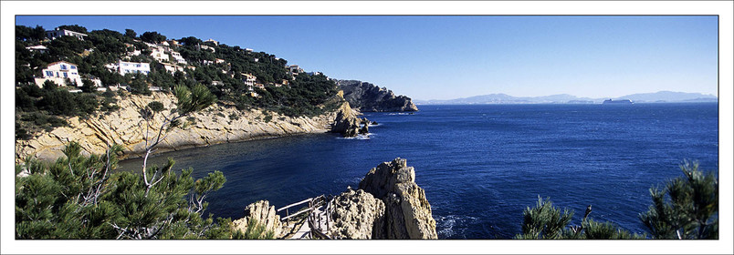 Produit : Tirage photo réalisé par nos soins sur imprimante jet d'encre professionnelle Epson à partir de 8 encres ultrachrome inaltérables (label Digigraphie).Formats au choix :. 20 x 60 cm. 33 x 95 cm- 52 x 150 cmChoix des papiers :. Papier standard brillant 250 gr., filet noir, marge blanche, tirage non signé. Papier haut de gamme satiné 290 gr. filet noir, marge blanche, tirage vérifié et signé par l'auteur.. Autres supports (canvas, acrylique, dibond) sur demandeConditionnement : tube cylindrique renforcé.Options pour l'expédition : . colissimo + dépôt boîte aux lettres (France uniquement). Colissimo avec signature à réception. Transporteur express (2 jours ouvrés) avec signature à réceptionCliquez sur caddie pour sélectionner votre formule et démarrer la procédure de commande en ligne