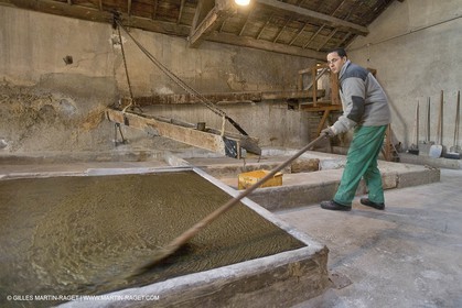 01 02 2007 - Salon de Provence - Fabrication traditionelle du savon de Marseille aux savonneries Marius Fabre - surfaçage au drapeau**01 02 2007 - Salon de Provence - Traditional soap of Marseille making at Marius Fabre soap maker - Surface equalization with the flag
