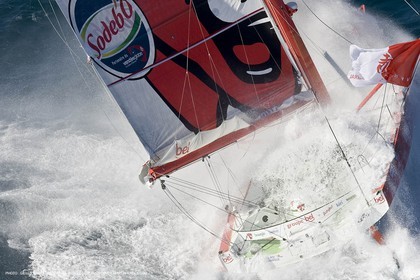 14 07 2008 - Port Camargue (FRA,30) - Monocoques IMOCA - Vendée Gobe 2008 - Kito de Pavant (Groupe Bel) à l'entraînement dans le Mistral