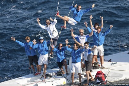 Samedi 5 septembre 2009 - Hyères (FRA, 83) - L'Hydroptère bat le record du monde de vitesse avec un run à 51,36 knts (sous réserve de ratification par le WSSRC)