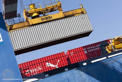 02 03 2012 - Naples (ITA) - 34th America's Cup - America's Cup World Series Naples 2012 - Cargo unloading