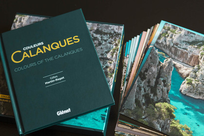Coffret Couleurs Calanques, Textes et photos Gilles Martin-Raget, Editions Glénat, Octobre 2015, 20 x 20 cm, livre 30 pages, texte anglais français, 20 photos tirées sur papier 300 gr au format 19,2 x 19,2 cm.