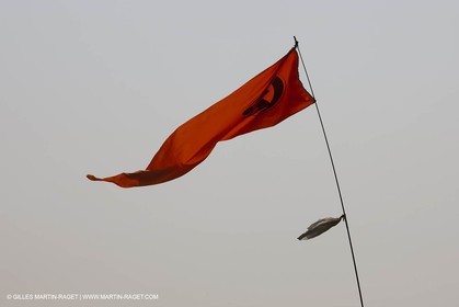 21 11 2010 - Dubai (UAE) - Dubai Louis Vuitton Trophy - Day off - James Spithill and Peter Lester go paragliding