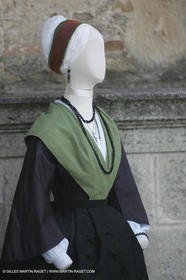 Mai 2004 - La Tour d'Aigues (FRA, 84) Costumes anciens pour l'exposition Femmes du Midi