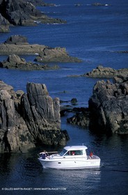 Bateau à Moteur au mouillage