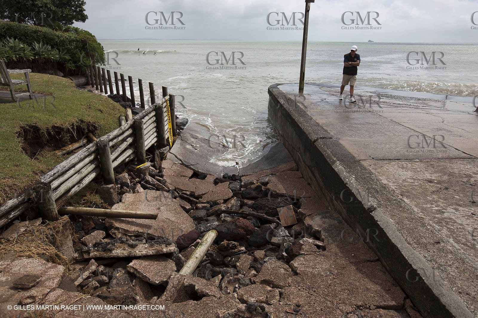 21 01 2011 - Auckland (NZL) - after storm waves at Takapuna