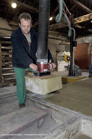 07 02 2007 - Salon de Provence - Fabrication traditionelle du savon de Marseille aux savonneries Marius Fabre - Découpe**07 02 2007 - Salon de Provence - Traditional soap of Marseille making at Marius Fabre soap maker - Cutting