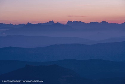 01 09 2007 - sommet du Mont Ventoux (FRA, 84) - Vue vers le nord vers la Haute Provence et les Alpes du Sud (Massuf de l'Oisans)