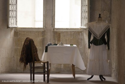 04 03 2007 - Arles - Queen of Arles and her assistants - winter costume trials